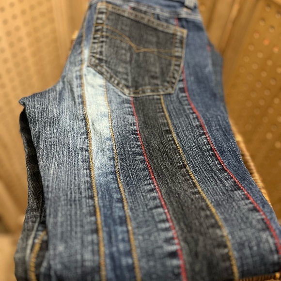 No Boundaries Stretch denim in a dark wash with threading lines going down them - Picture 3 of 6